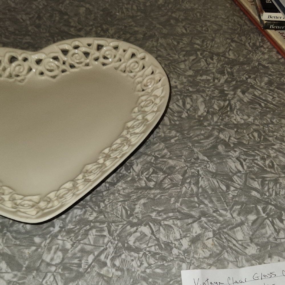 Elegant Cream Heart-Shaped Lace Plate - Picture 4 of 10